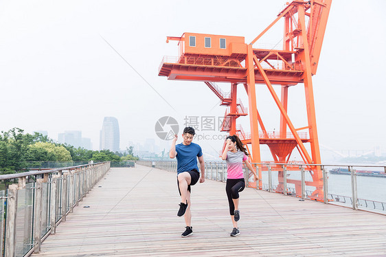 年轻男女户外运动健身运动图片