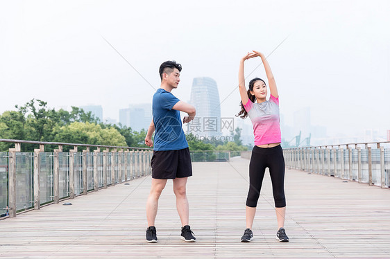 年轻男女户外运动健身运动图片