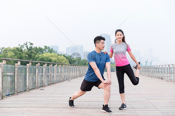 年轻男女户外运动健身运动图片