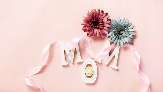 简洁背景粉色背景上的MOM字母鲜花背景