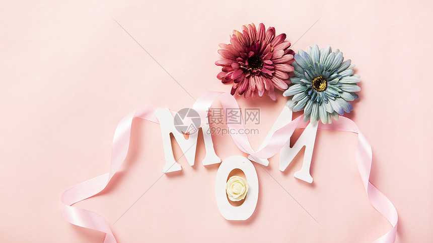 粉色背景上的MOM字母鲜花图片