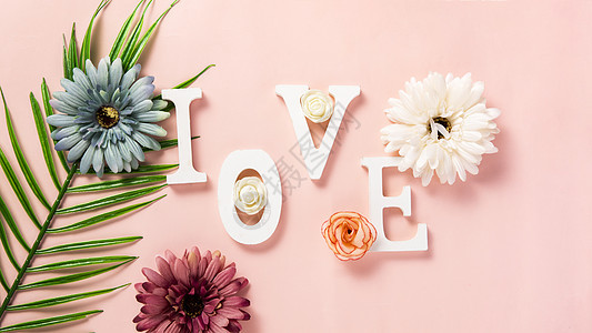粉色背景上的LOVE爱字母图片