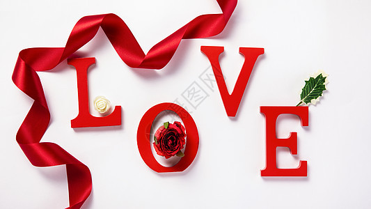 白色背景上的LOVE爱红色字母背景图片