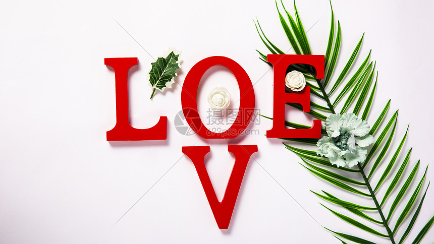 白色背景上的LOVE字母礼盒图片
