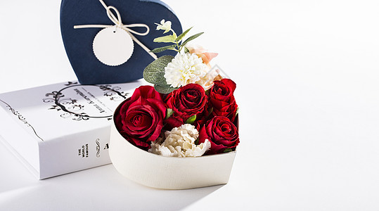 白色背景上的礼物盒玫瑰图片