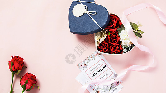 七夕粉色背景上装满鲜花的礼物盒图片