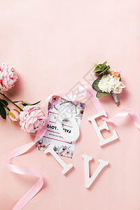 粉色背景上的卡片花朵图片