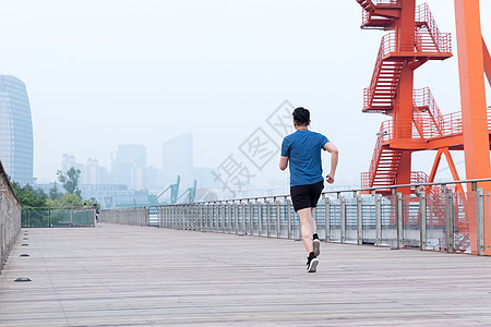 年轻男性户外运动跑步图片