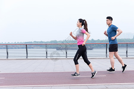 运动美女休息运动男女户外跑步锻炼健身背景