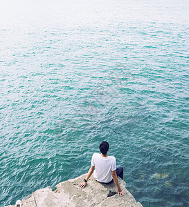 男生坐在海边的头像图片