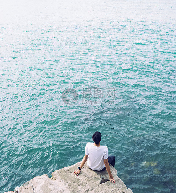 男人坐在海边伤感图片图片