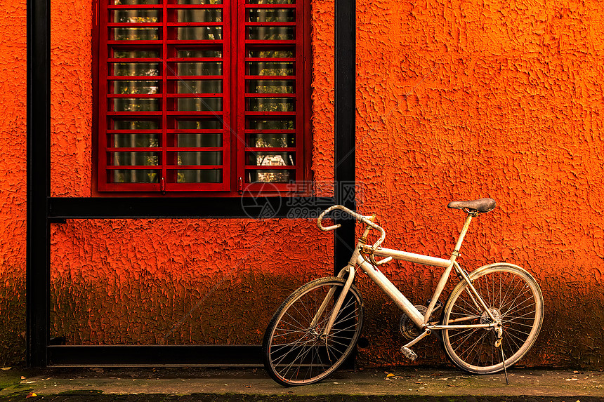 红墙下的自行车图片