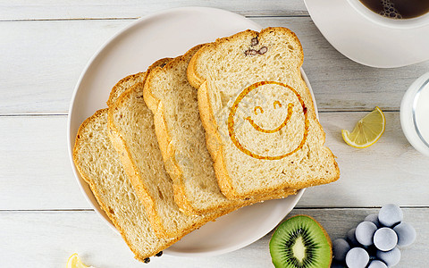 白色面包微笑面包设计图片