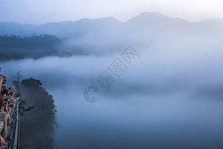 雾漫小东江图片