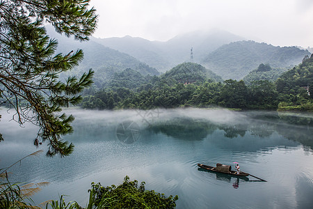 雾漫小东江东江湖雾中渔船高清图片