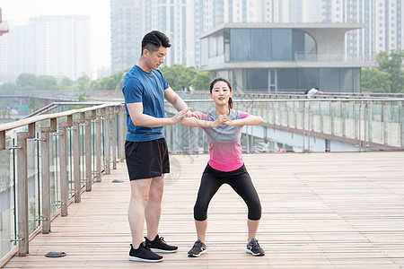 户外运动健身男女指导动作图片