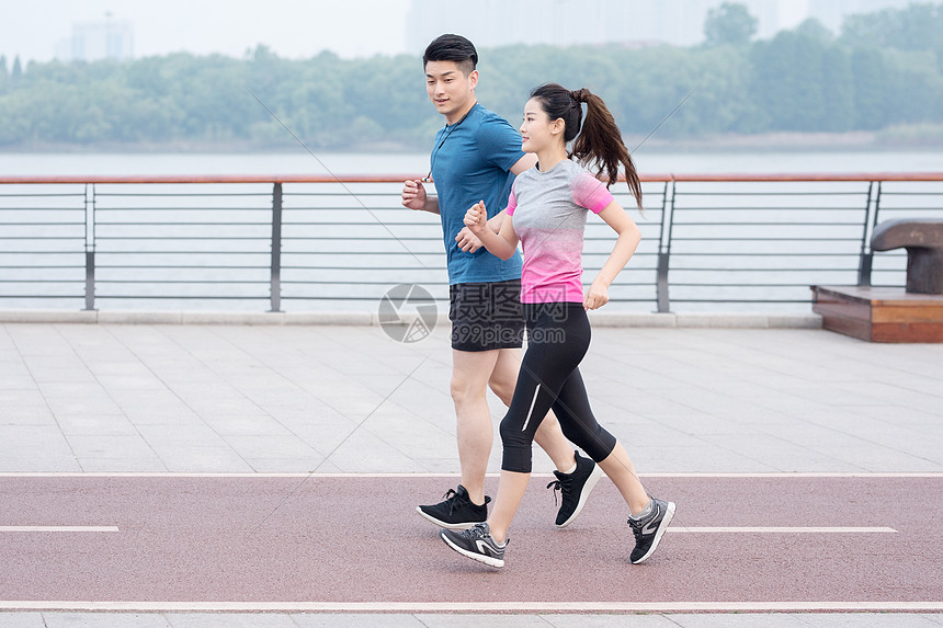 户外运动跑步健身男女人像图片