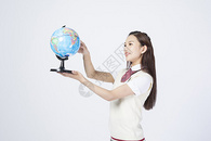 拿着地球仪的女学生图片