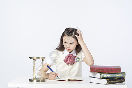 计时写作业的女学生图片