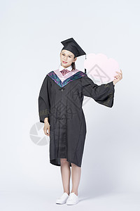 毕业文字拿着文字框的毕业女学生背景