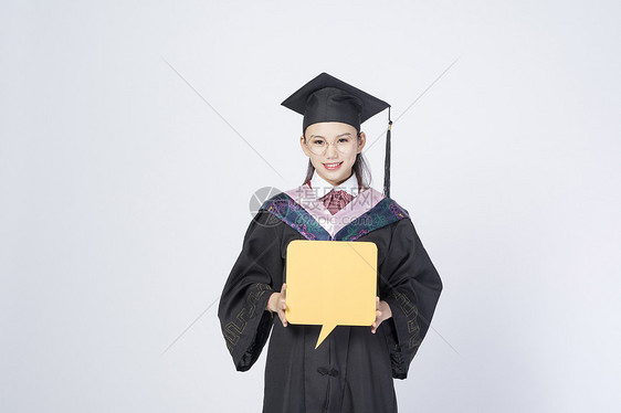 拿着文字框的毕业女学生图片