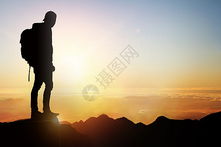 站在山顶的人物剪影背景图片