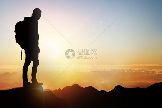 站在山顶的人物剪影图片