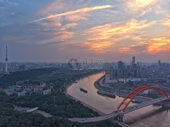 俯瞰夕阳下的武汉汉江晴川桥图片