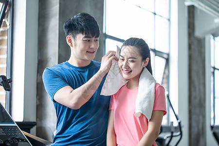 运动景深图片健身房情侣休息背景