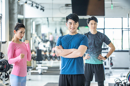 在健身房健身的男女背景图片