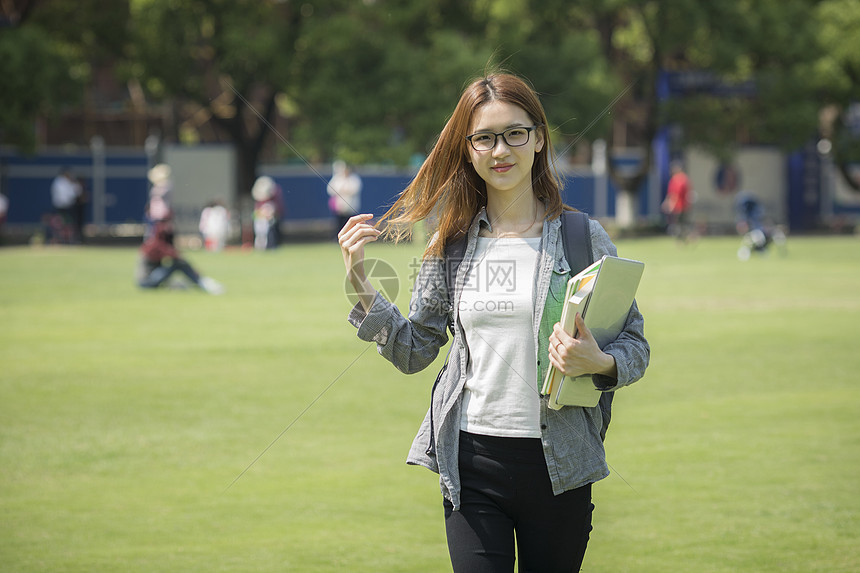 青春洋溢的女大学生图片