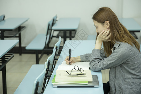 女学生在大学教室里学习图片