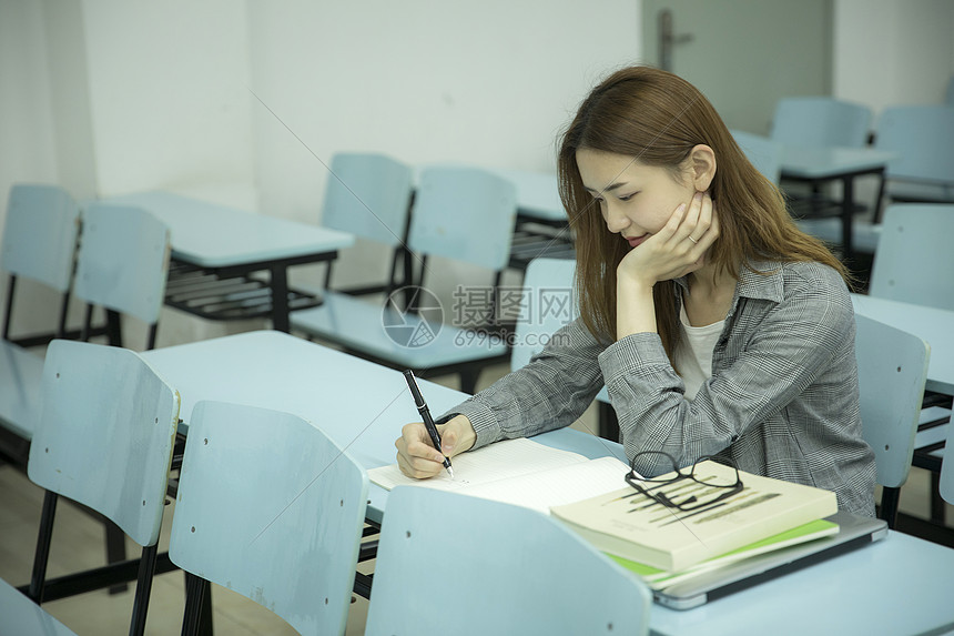 女学生在大学教室里学习图片