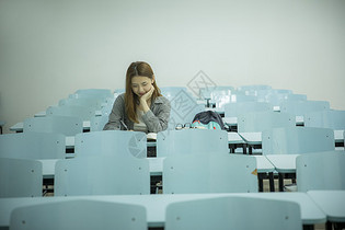 女学生在大学教室里学习图片