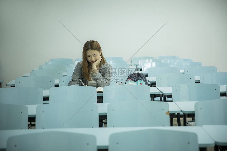 女学生在大学教室里学习图片