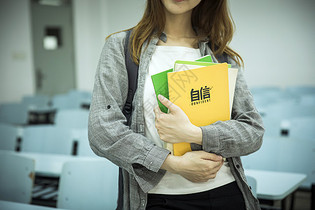 女学生在大学教室里学习图片