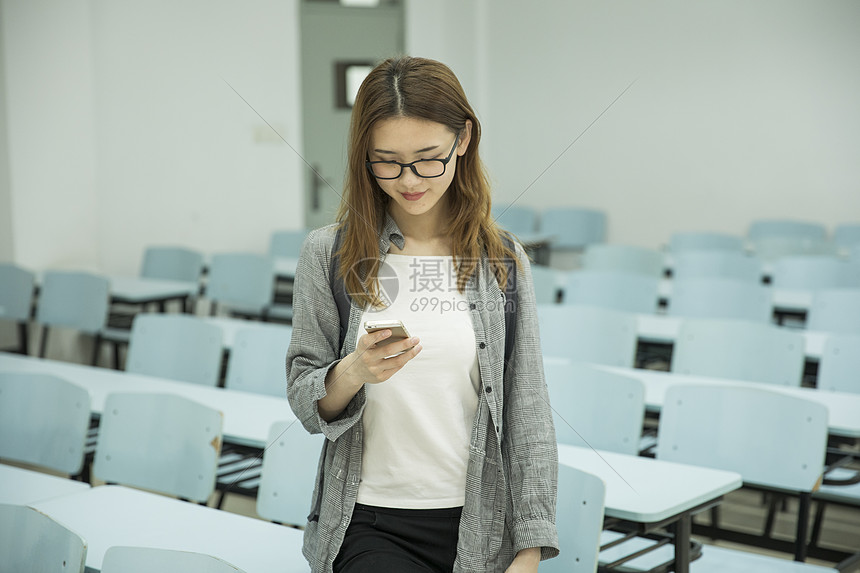 女学生在大学教室里学习图片