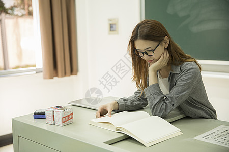 女学生在大学教室里学习图片