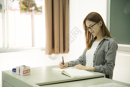 女学生在大学教室里学习图片