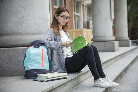 女大学生在阅读学习图片