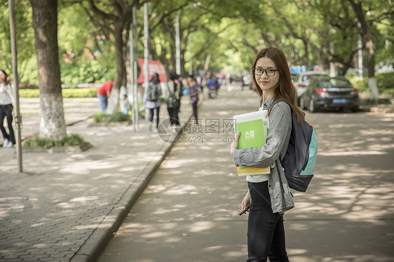 青春洋溢的女大学生图片