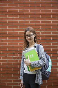 青春洋溢的女大学生图片