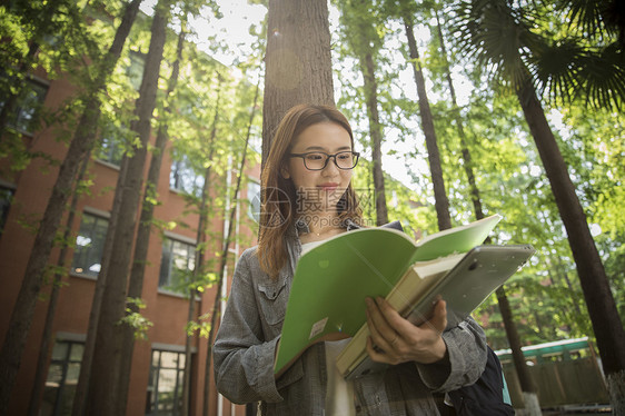 女学生在大学学习图片