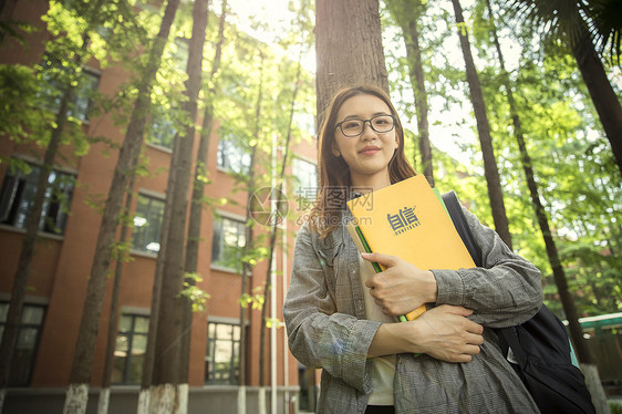 青春洋溢的女大学生图片