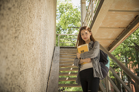 青春洋溢的女大学生图片