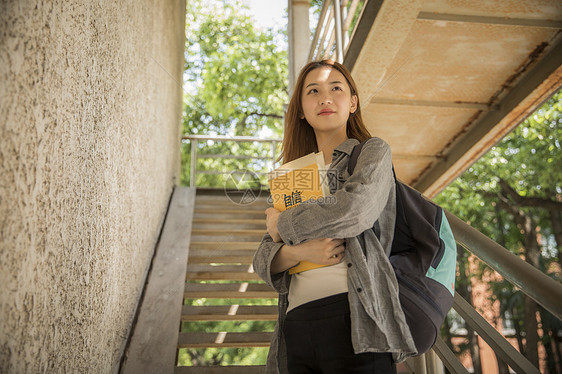 青春洋溢的女大学生图片