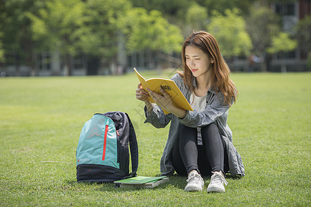 女学生在大学学习图片