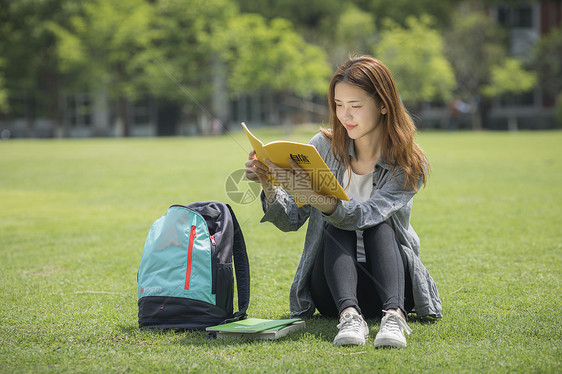 女学生在大学学习图片