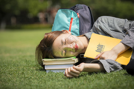 女学生在草坪睡着了图片