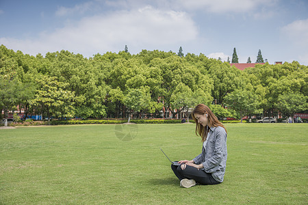 摄图网电脑女学生在草坪上学习背景